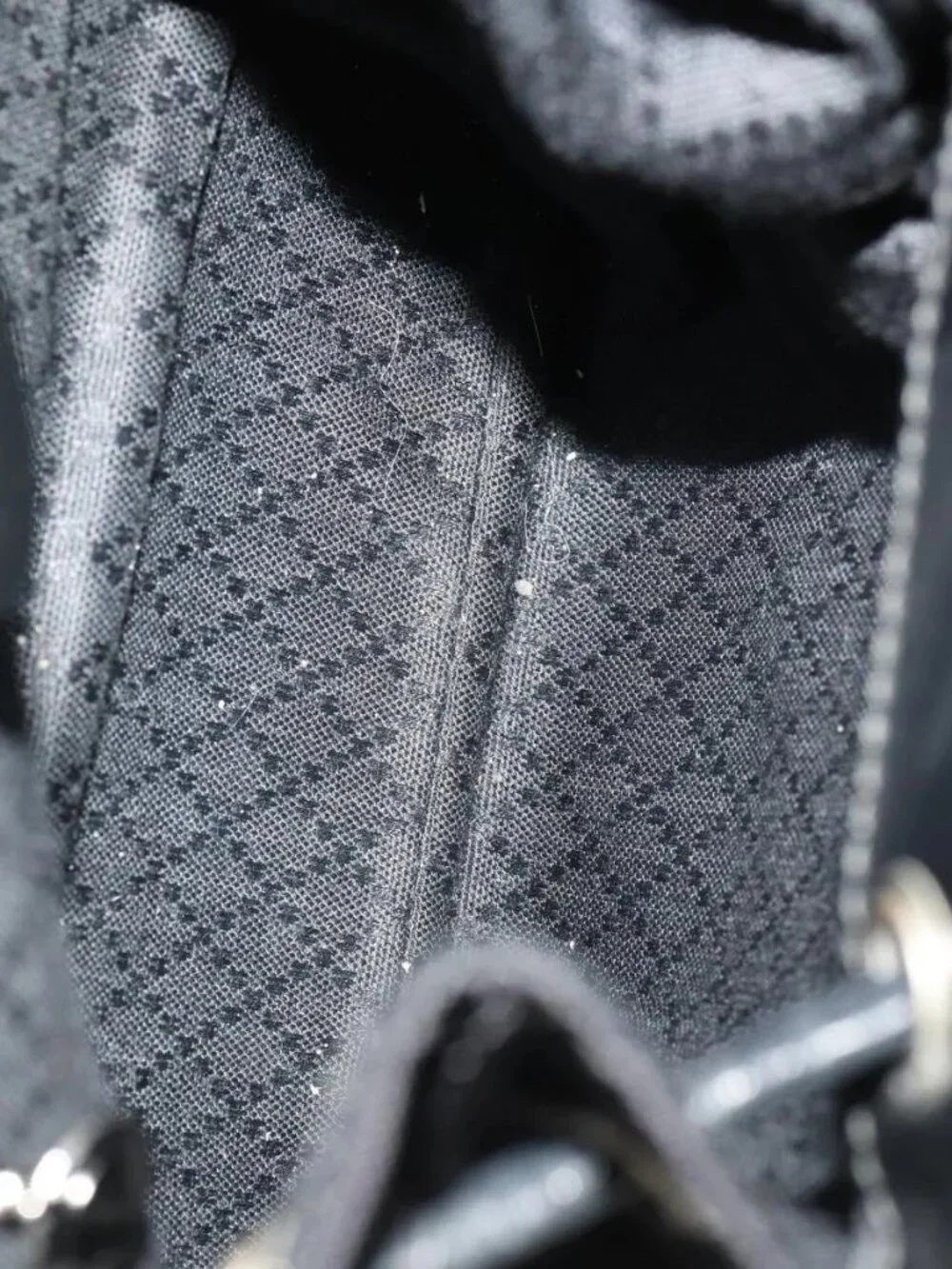 Gucci brand	gucci color	black